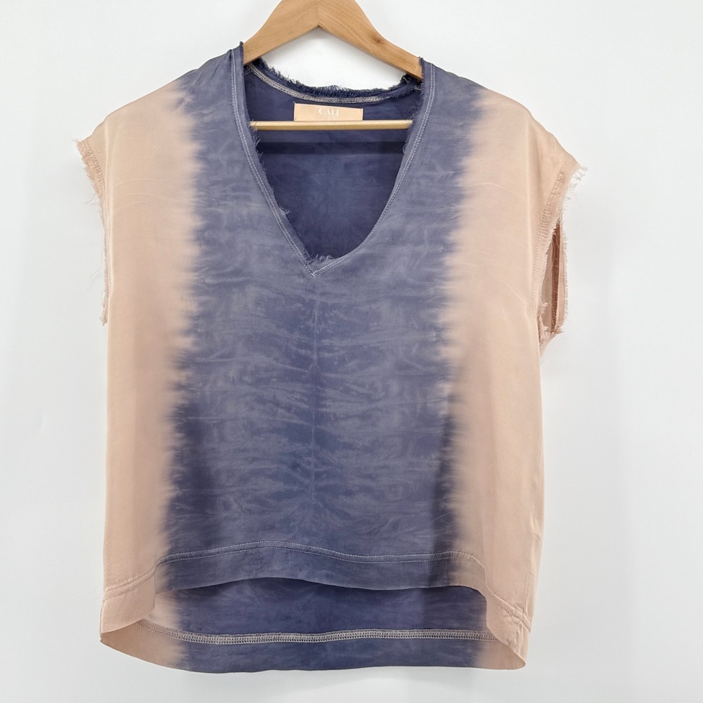 Revolve CALI by Cali Dreaming Pink Blue Tie Dye V Neck Raw Hem Top Women Small‎